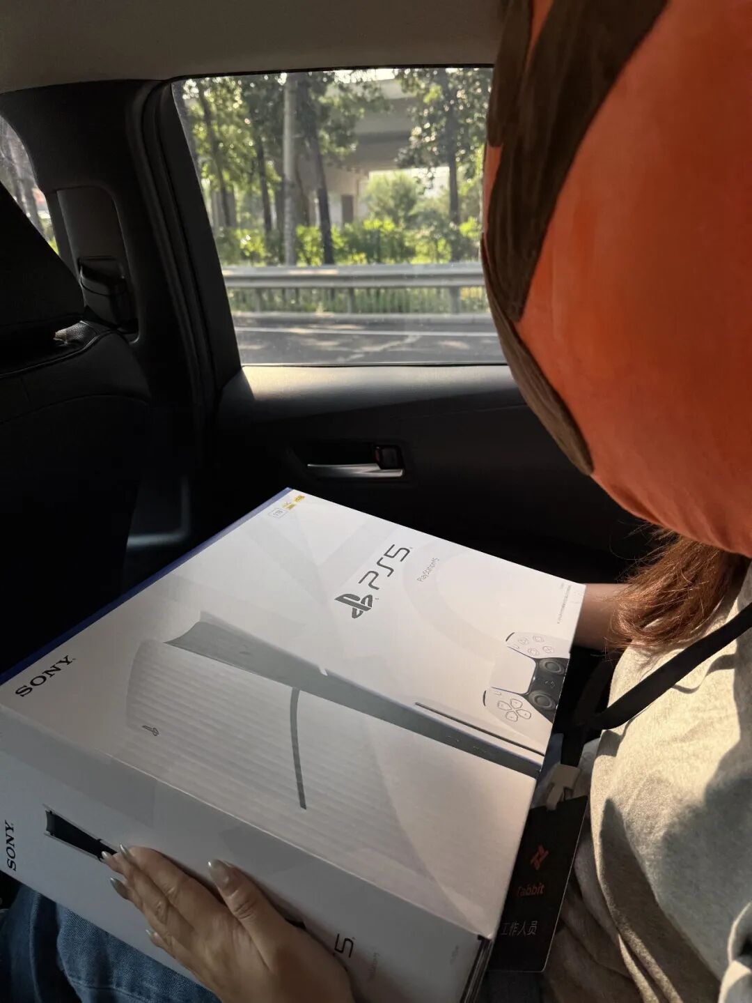 有人抽中 PS5 了!MacBook 还在等它的主人