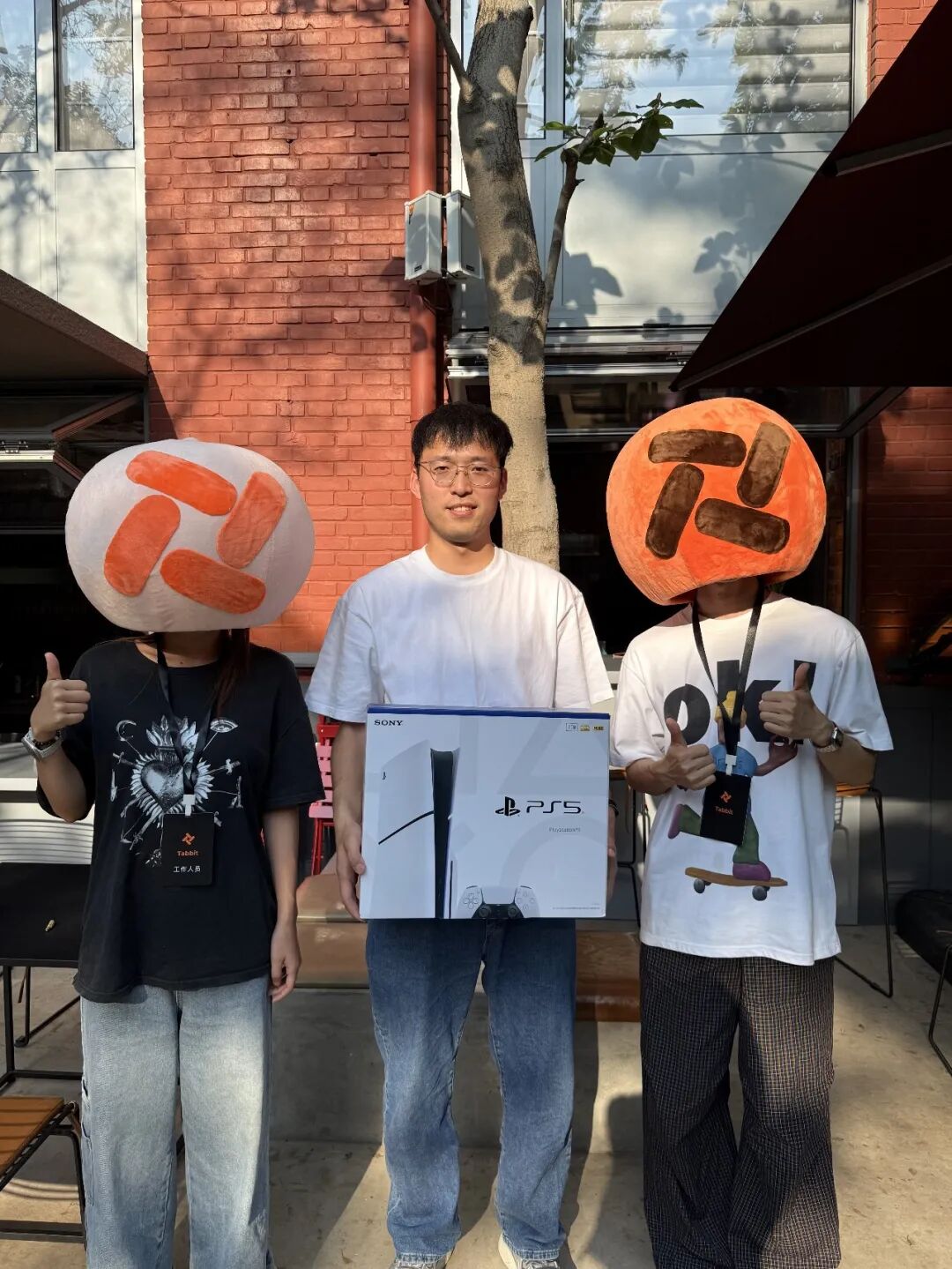 有人抽中 PS5 了!MacBook 还在等它的主人